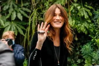 Carla Bruni Cut Her Hair: She Offers Herself A New Head And A Nice Brushing