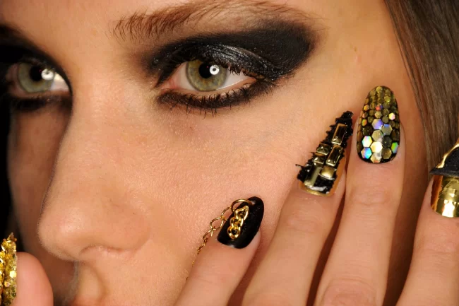 Nail Art For The Stars - All Of America Is Now Talking About This Artist