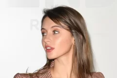 Iris Law's New Short Hairstyle Looks Good on Her!