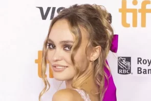 Lily-Rose Depp: Brown Coloring And Bobbed Hair…