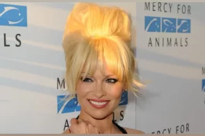 Pammy Updo: Pamela Anderson-Inspired Hairstyle is One of The Hottest Trends