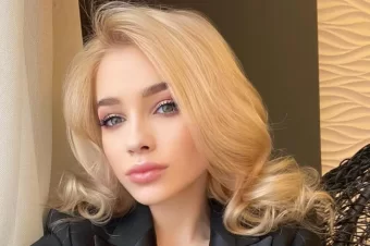 Sandy Blonde: This Hair Color Trend Will Replace Platinum Blonde In Winter 2023