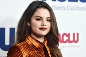 Selena Gomez Wears The New Trend Hairstyle "Sleek Bob"