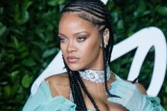Rihanna shows herself with the trend pony of the hour - and looks completely different