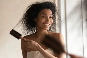 Curly Hair: The Routine To Protect Your Curls From The Cold