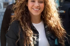 Brave! Shakira now wears her hair this stark color