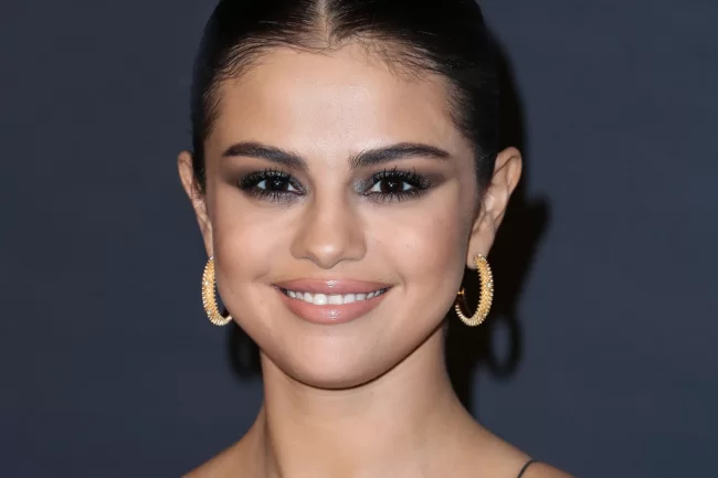 Selena Gomez Brings Us The Coolest Beauty Look Of Summer So Far With Neon Eyeshadow And Nails