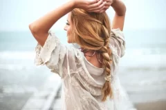 Beach Hairstyles: 9 Hairstyle Ideas On The Trend To Play Naiads On The Sand!