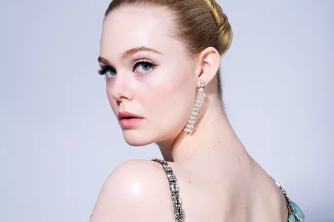 Elle Fanning at the Golden Globes: A tribute to Grace Kelly!
