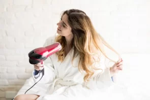 This Mistake When Blow-Drying Hair Makes Us Look Older