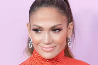 Jennifer Lopez, 52, Adopts A Trendy Hairstyle That Lifts Her Features And Rejuvenates Her Face
