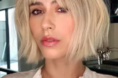 Chin-Length Choppy Bob is One of The Coolest Hairstyles for Spring 2022
