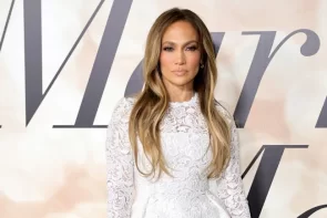 In 2023 Everyone Wants Butterfly Haircut Like Jennifer Lopez