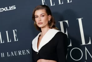 Dark Brown Hair Like Hailey Bieber: She Makes This Hair Color The Hairstyle Trend In Autumn