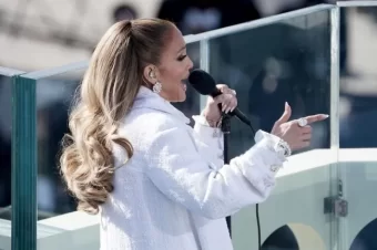 Jennifer Lopez makes the wavy ponytail the new trend hairstyle!