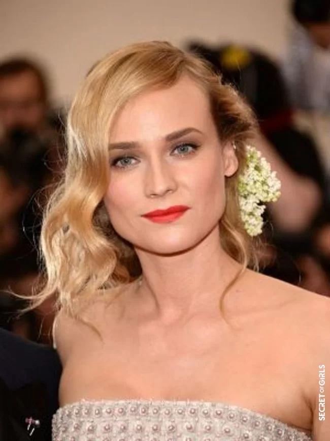 Hairstyle with flowers | 20 hairstyles to steal from Diane Kruger