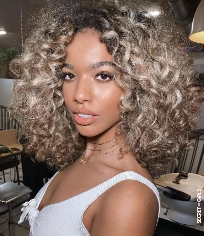 In: Sandblond - Out Mushroom Blonde | These hair colors are in and out for spring 2021