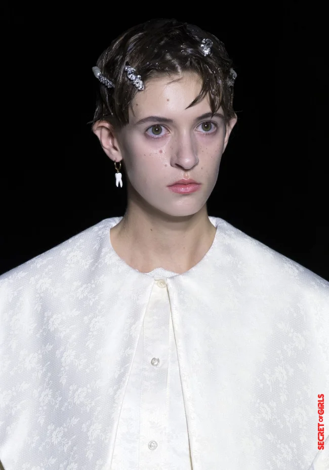 Hair trend: In 2022, clips will be fitted with shimmering pearls | Hair Trend: Statement Clasps With Logos And Pearls Will Make Further Jewelery Superfluous In 2022