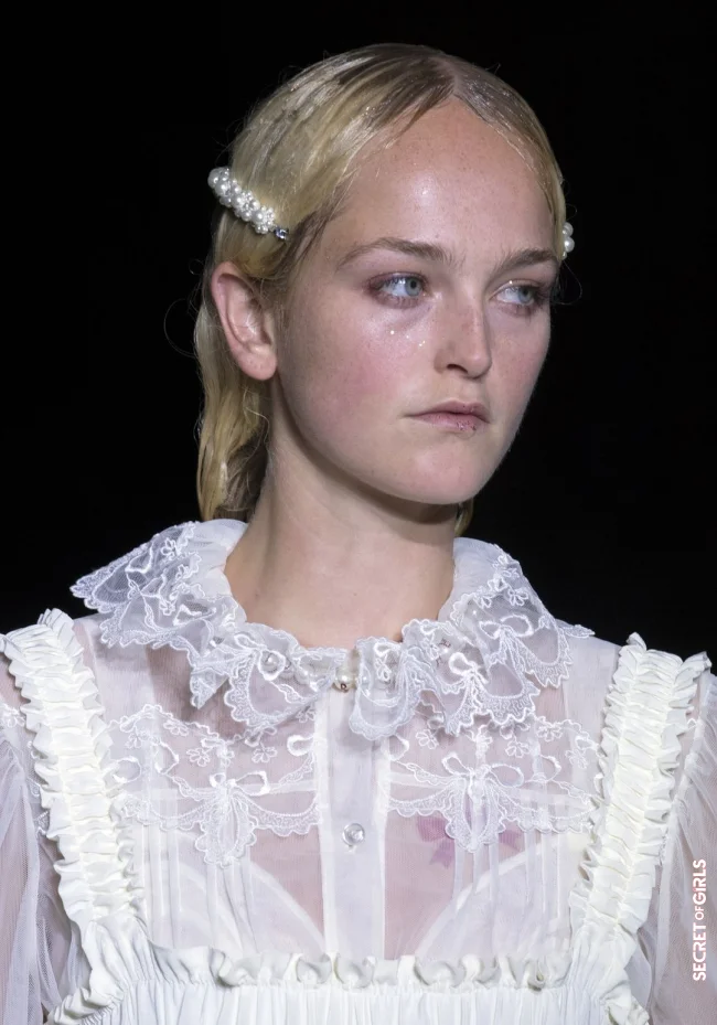 Hair trend: In 2022, clips will be fitted with shimmering pearls | Hair Trend: Statement Clasps With Logos And Pearls Will Make Further Jewelery Superfluous In 2022