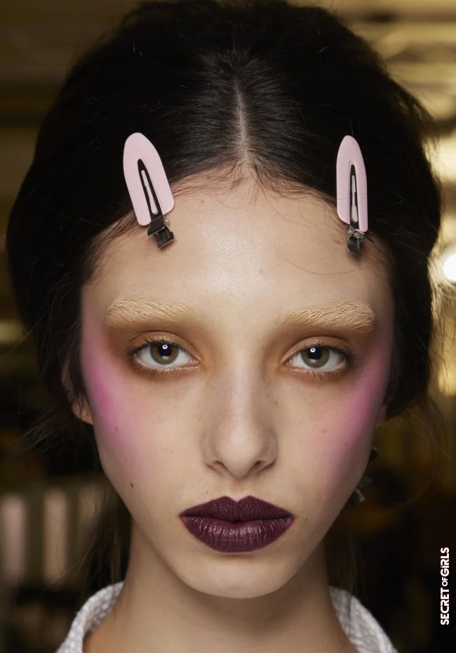 Clip and clear: In 2022, hair clips in classic black and pastel colors will become pieces of jewelry | Hair Trend: Statement Clasps With Logos And Pearls Will Make Further Jewelery Superfluous In 2022