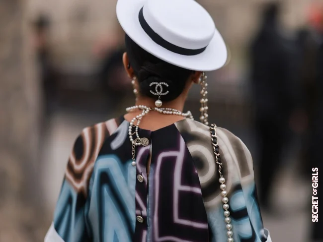 Make a statement: Striking hair clips with label details | Hair Trend: Statement Clasps With Logos And Pearls Will Make Further Jewelery Superfluous In 2022