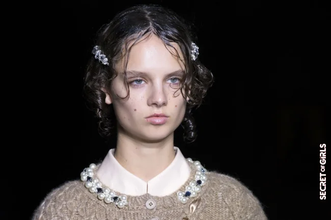 Hair Trend: Statement Clasps With Logos And Pearls Will Make Further Jewelery Superfluous In 2022