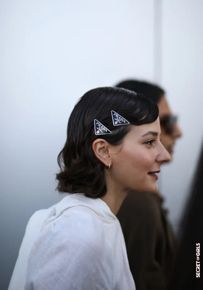Make a statement: Striking hair clips with label details | Hair Trend: Statement Clasps With Logos And Pearls Will Make Further Jewelery Superfluous In 2022