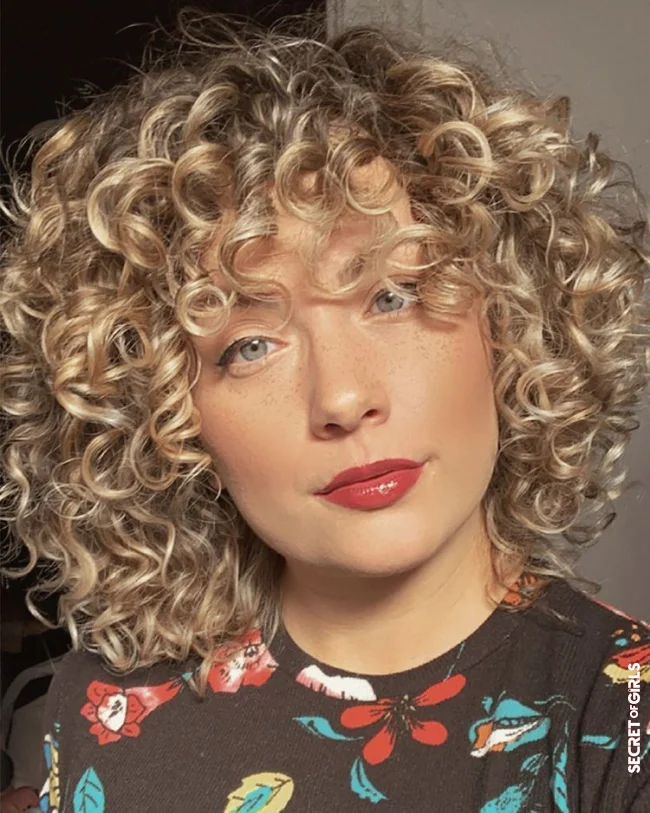 Curly Fringe: Splendor of curls with bangs | These 5 Classy Pony Hairstyles Are Totally Trendy In Autumn 2021