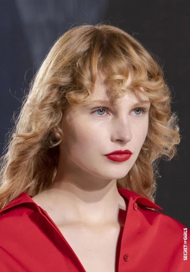 The hairstyle trend with even more retro flair: The Curly Curtain Fringe | Curly Fringe: This is how you wear the hairstyle trend of pony with curls
