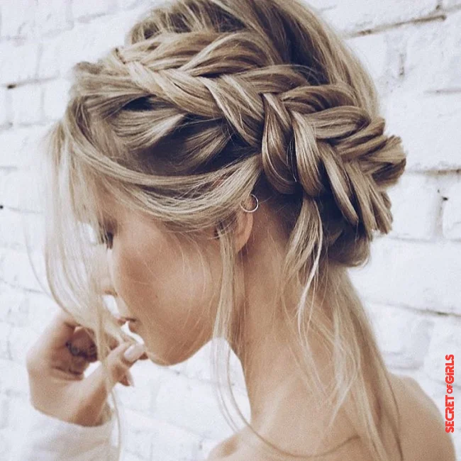 Braided wreath of hair | These Five Minute Hairstyles Are Super Trendy! Hairstyles Without A Lot Of Effort...