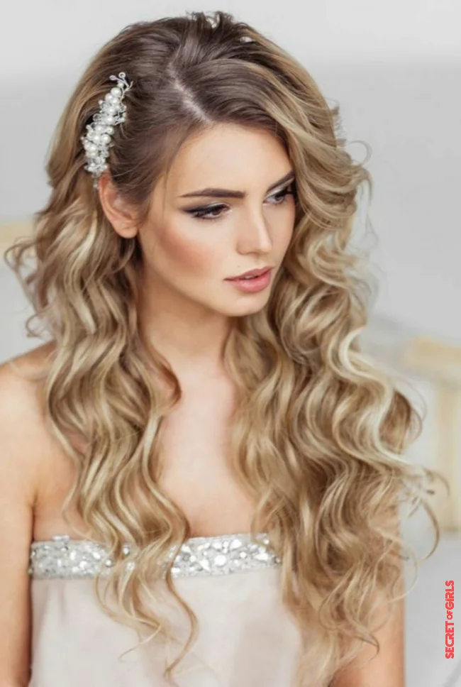 2. Magnificent pearls | Hair Clips Will Embellish The Hairstyle Trends Of 2022 - Clip And Clear