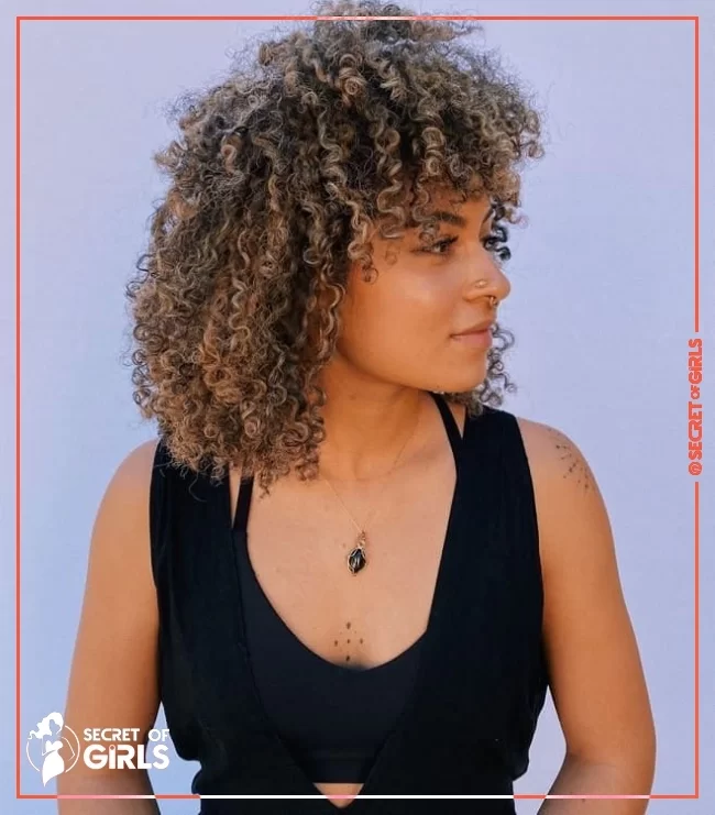 4. Curly Hair with Blonde Highlights | 35 Most Flattering Curly Blonde Hairstyles
