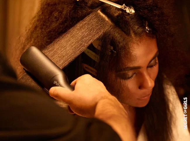 3rd hairstyle trend in 2021: accessories | Hairstyle trends 2021: How to style five runway looks with a straightening iron?