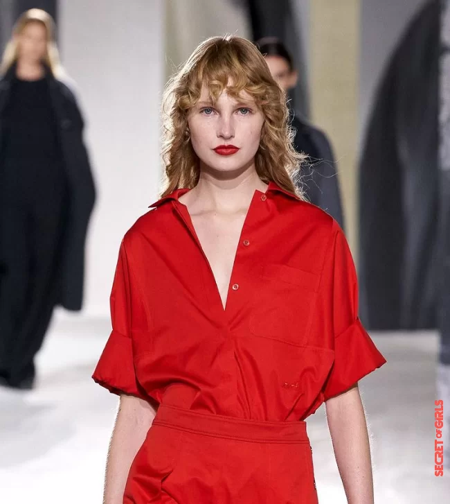 5. Hairstyle trend in 2021: Curly hair with bangs | Hairstyle trends 2023: How to style five runway looks with a straightening iron?