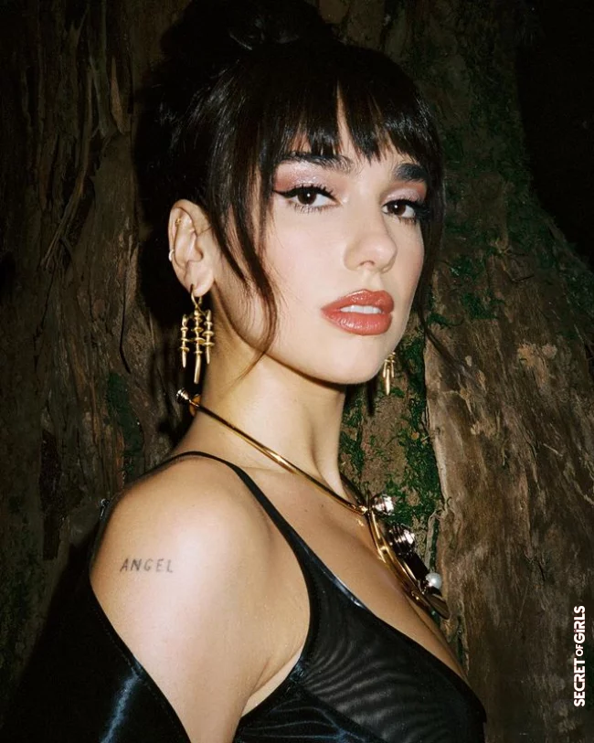 Dua Lipa: The combination of a tight bun and casual Y-bangs will become a hairstyle trend in spring 2022 | In Spring 2023, Dua Lipa will Wear A Bun with Y-Bangs