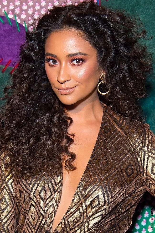30 Celebrity Curly Hairstyles We Love
