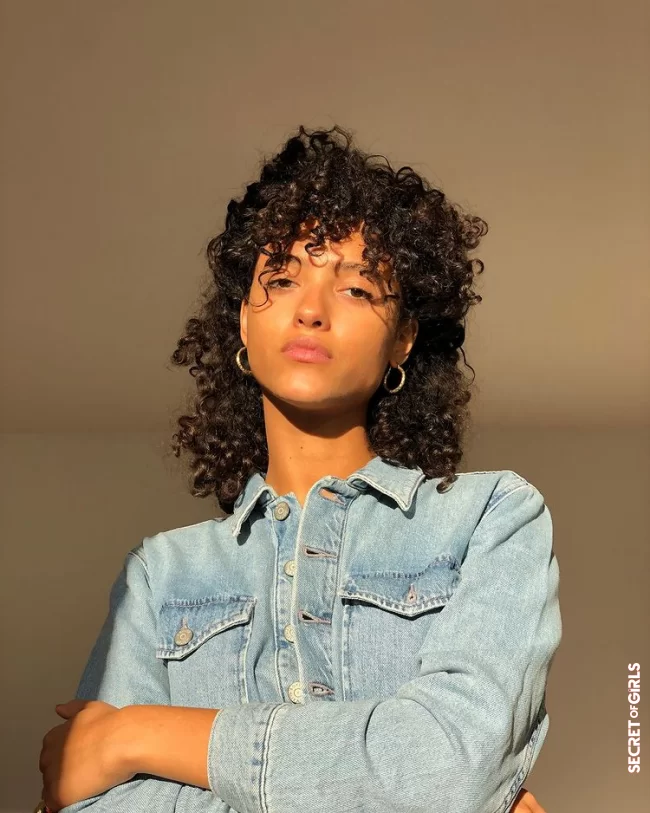 Hairstyle trend French Fringe: The French M&eacute;lodie Vaxelaire wears the look cool with natural curls | Hairstyle Trend French Fringe: How To Wear The Bangs In 2023?