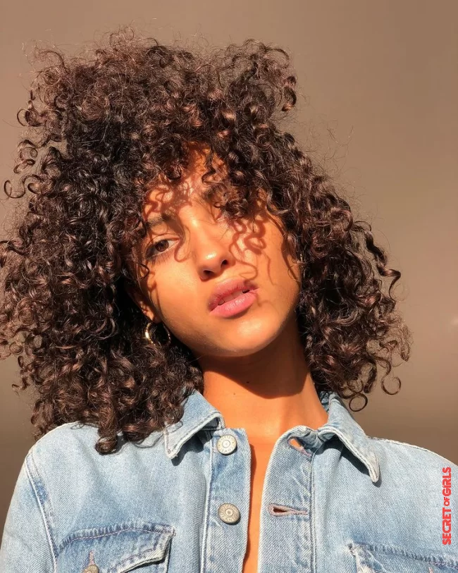 Hairstyle trend French Fringe: The French M&eacute;lodie Vaxelaire wears the look cool with natural curls | Hairstyle Trend French Fringe: How To Wear The Bangs In 2021?