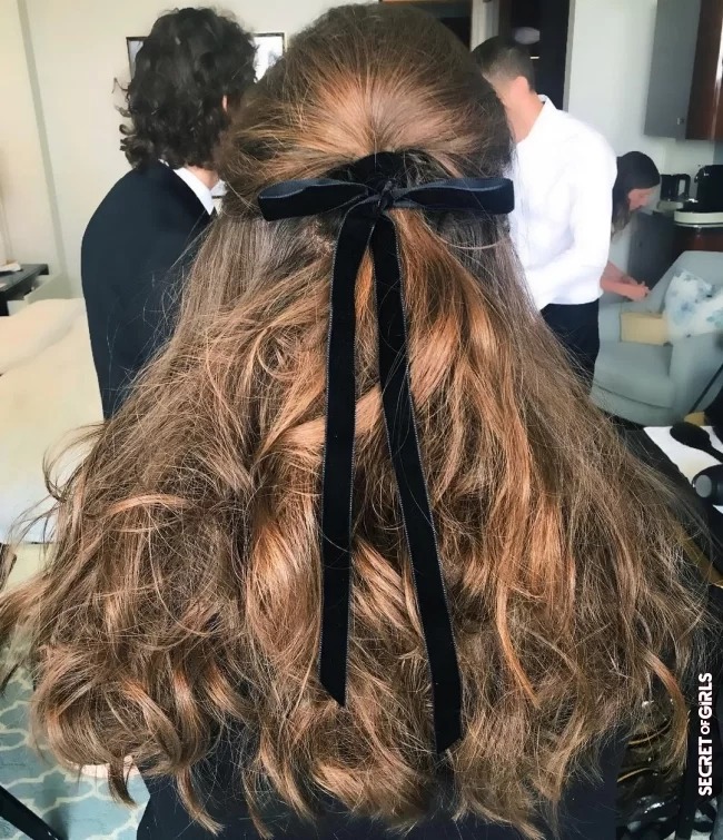 Satin ribbon and bow | New Year's Eve Hairstyles: Over 8 great ideas for re-styling in 2021
