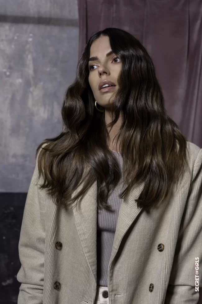 The brown hair is endowed with highlights to gain in light and depth this fall-winter 2021/2022 | Fall-Winter 2021/2022 Trendy Hair Colors