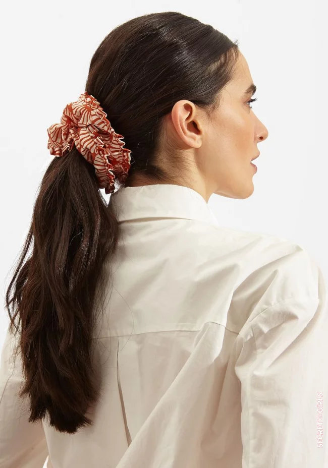 Hairstyle trend 2022: Statement scrunchies are the hair accessory we need in spring! | Statement Scrunchies are The Hair Accessory We Need in Spring!