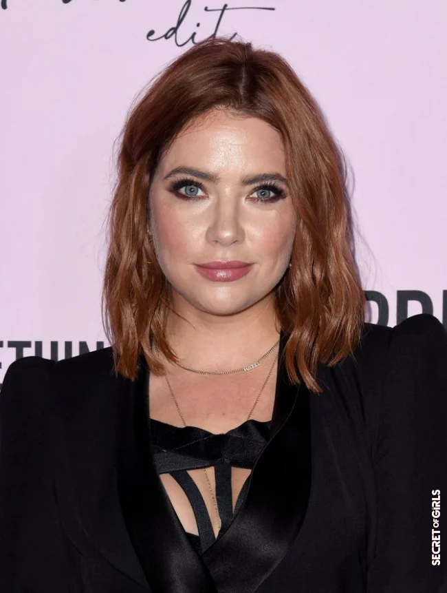 Ashley Benson with a straight square long to the shoulders wavy effect | Straight Square At The Shoulders: 7 Good Reasons To Adopt It