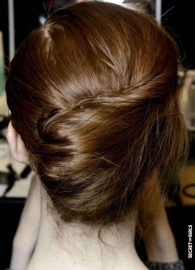2. The classic among updos: the banana | Most beautiful hairstyles for wedding guests: Trends and instructions