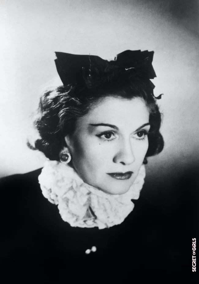 Black bow: Gabrielle Chanel already wore the hair accessory | Hair Accessory: Black Bow As A Trend In Summer 2023