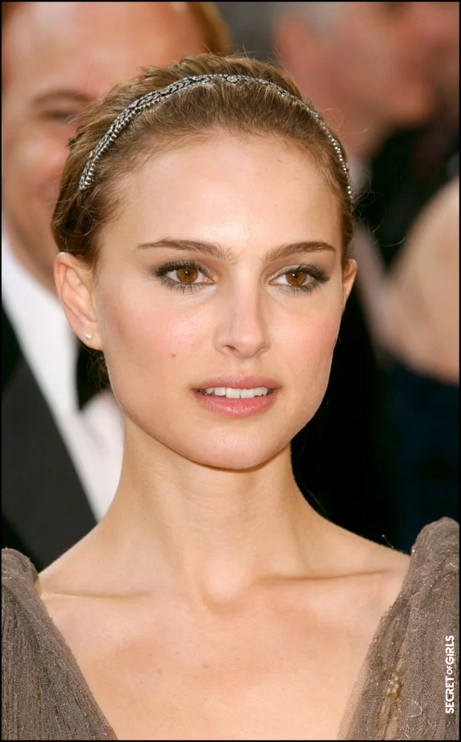 Natalie Portman and her head jewel, at the 2005 Oscars | Oscars 2023: 30 Celebrity Hairstyles That Have Already Marked The Ceremony