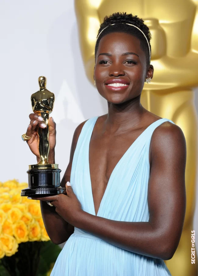 Lupita Nyong'o and her short cut accessorized with a head jewel, at the 2014 Oscars | Oscars 2023: 30 Celebrity Hairstyles That Have Already Marked The Ceremony