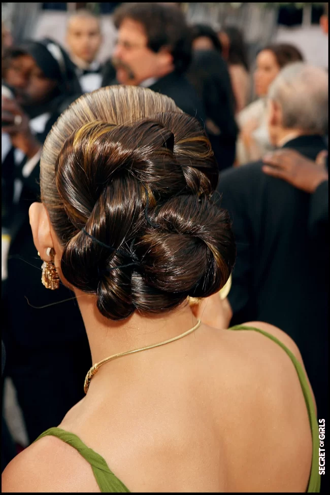 Jennifer Lopez and her twist bun at the 2006 Oscars | Oscars 2023: 30 Celebrity Hairstyles That Have Already Marked The Ceremony