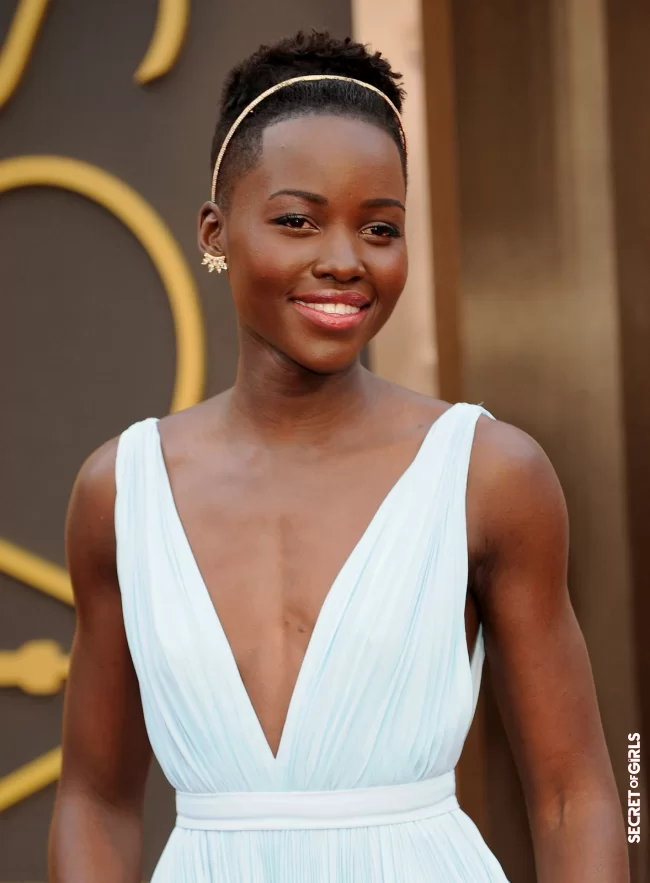 Lupita Nyong'o and her short cut accessorized with a head jewel, at the 2014 Oscars | Oscars 2021: 30 Celebrity Hairstyles That Have Already Marked The Ceremony