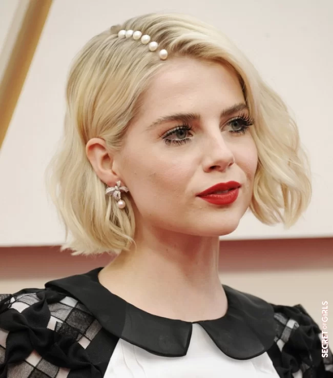 Lucy Boynton and her pearl stripe at the 2020 Oscars | Oscars 2023: 30 Celebrity Hairstyles That Have Already Marked The Ceremony