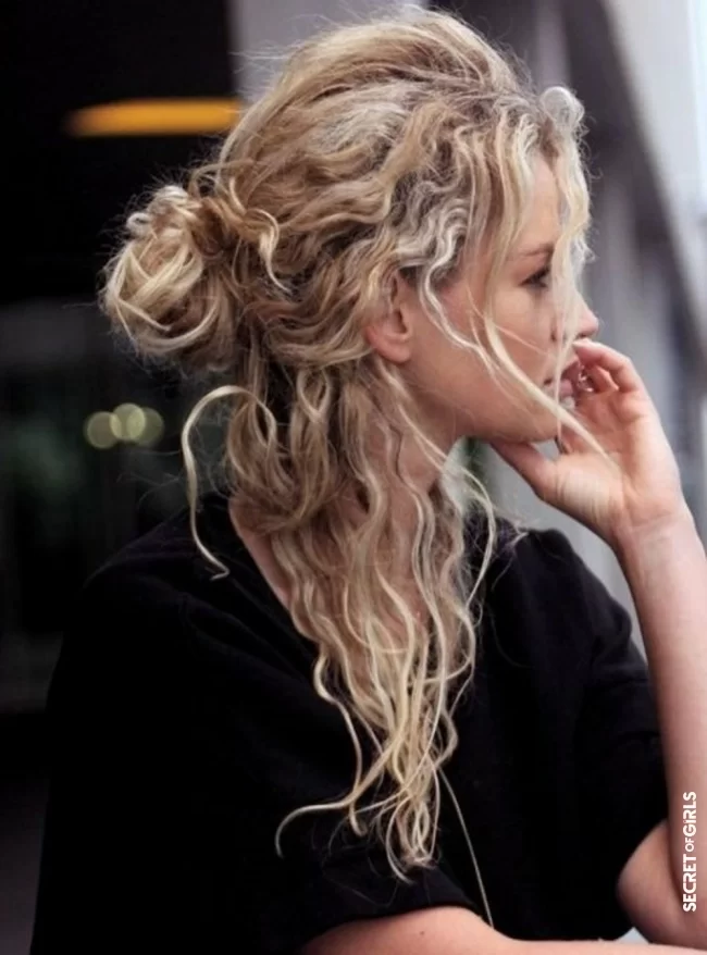 Half rough ponytail | Curly Hairstyles Trends 2021